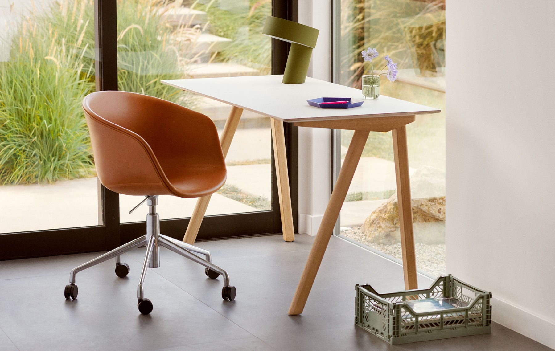 Home office with Hay copenhague 90 desk in oak with white top