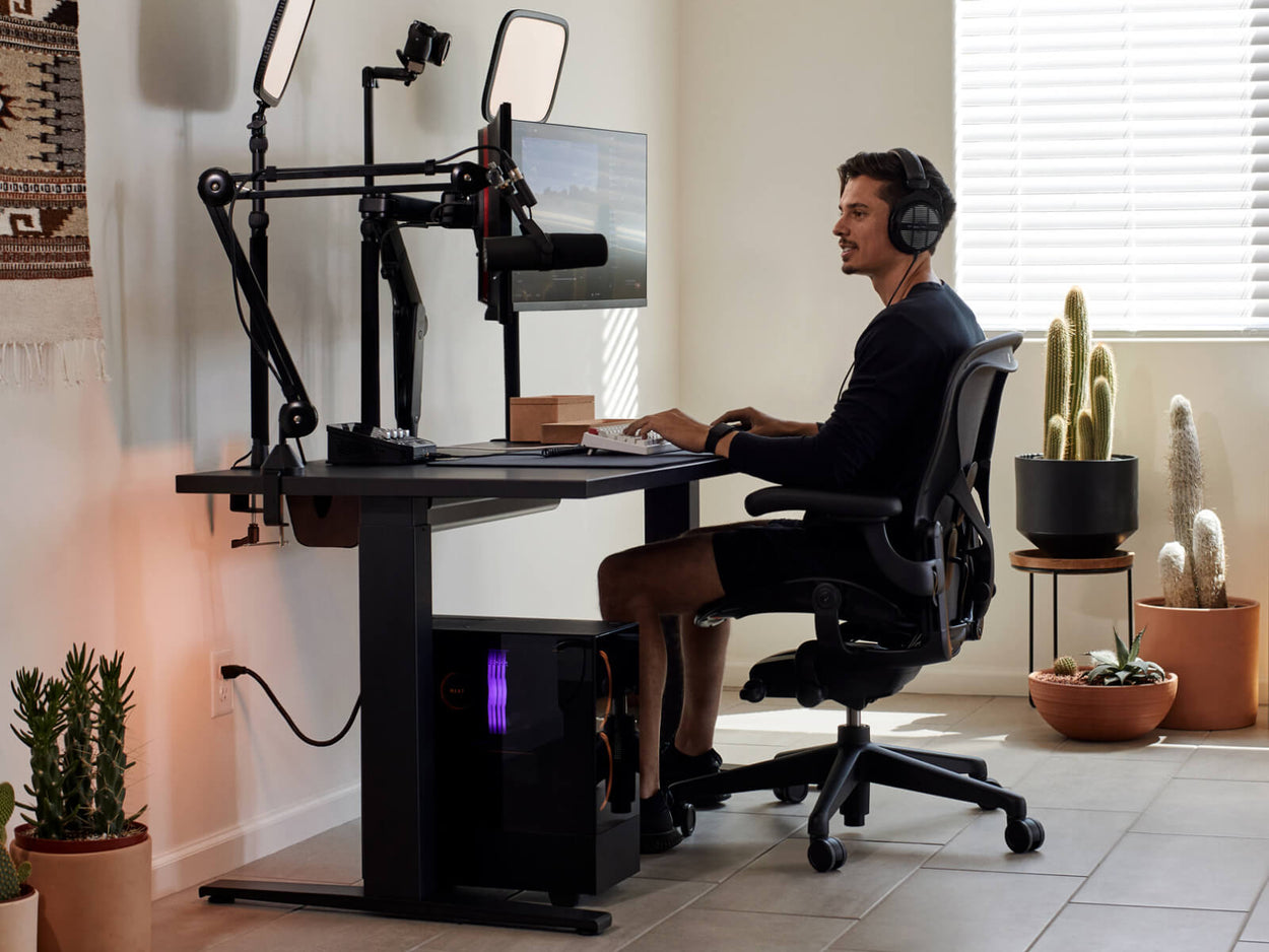 Gamer Xaryu playing game at his Herman Miller set up in Aeron gaming chair with Nevi gaming desk and Ollin dual monitor arms
