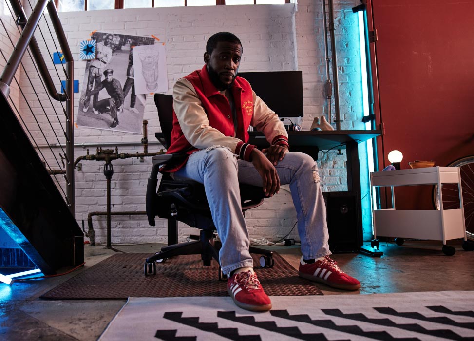 Picture of Deansocool from G2 Esports team sat in G2 Embody chair with back to gaming set up including Nevi gaming desk in black with Ollin monitors