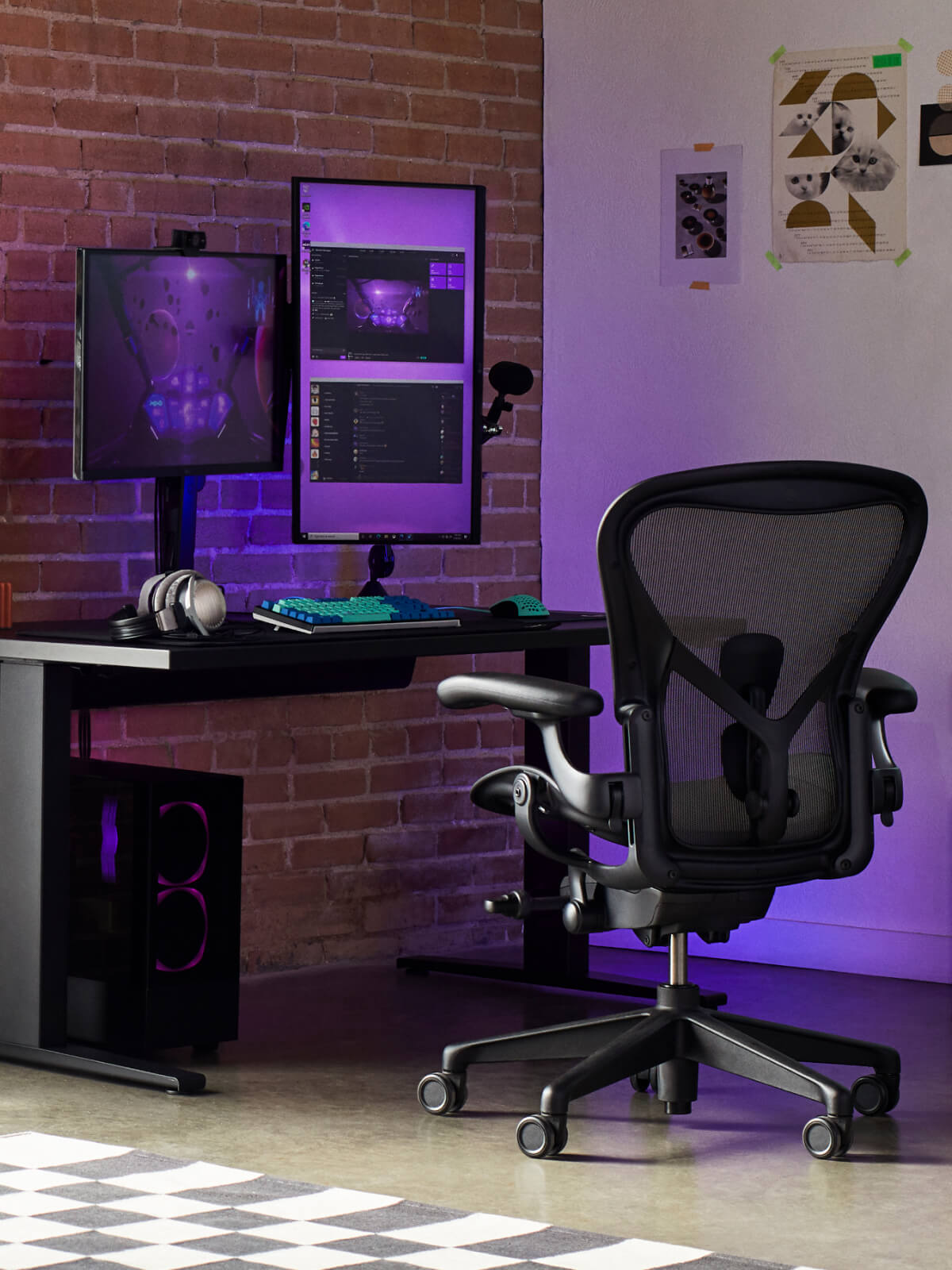 Electra's gaming set up Aeron gaming chair in onyx black and Nevi gaming desk in black